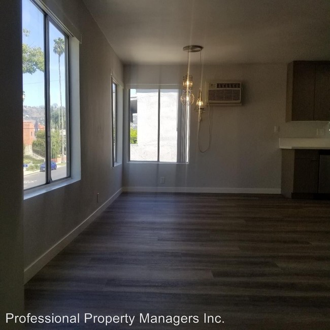 Building Photo - 544 N Hayworth Ave