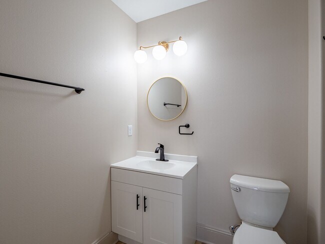 Building Photo - 922