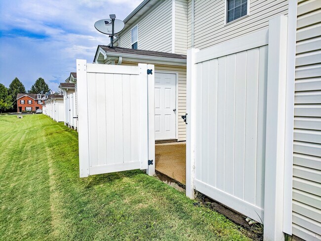 Building Photo - Renovated Townhome Barfield Commons
