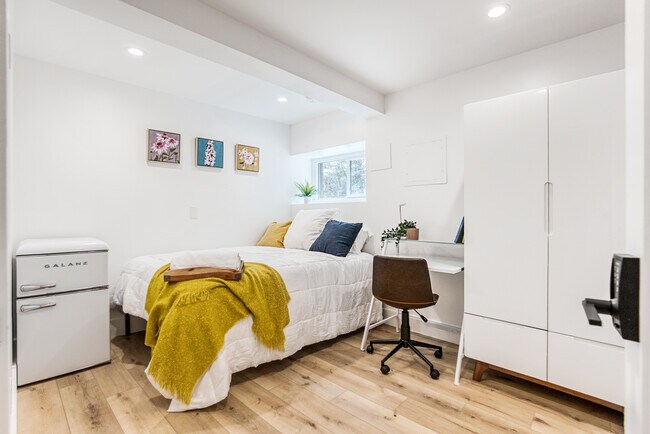 Building Photo - 2227 Carleton St