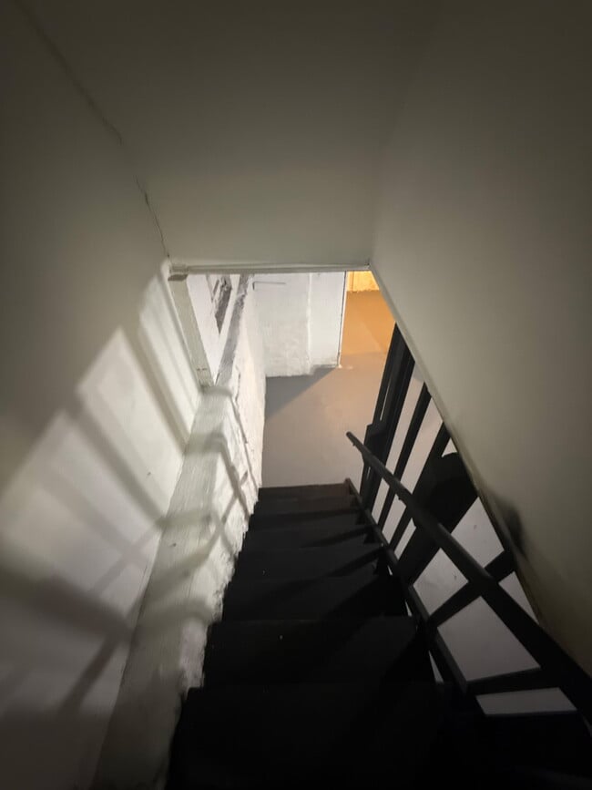 Building Photo - 533 Fairwood Ave