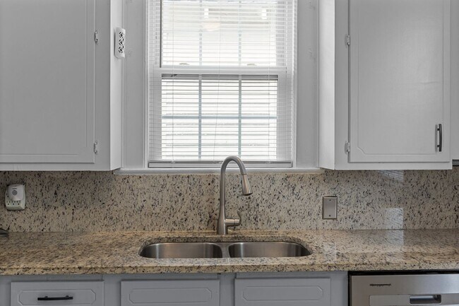 Building Photo - Incredibly Well Maintained & Beautiful Hom...