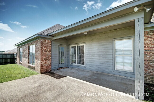 Building Photo - 142 Lakeway Drive