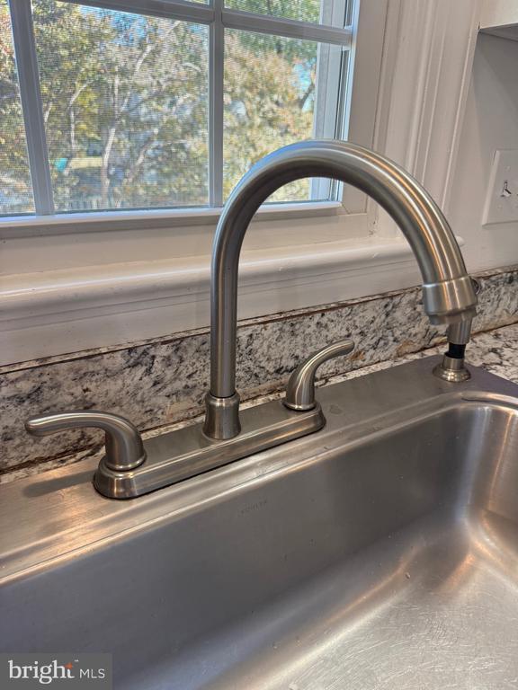 Building Photo - 8 English Oak Cir