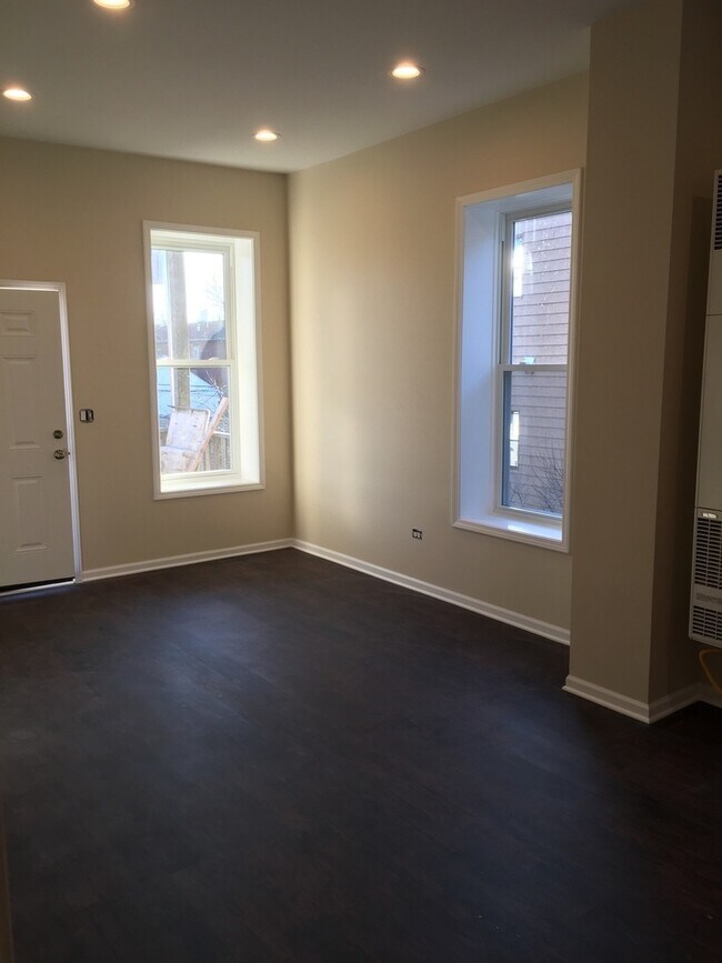 Building Photo - 321 W 24th St