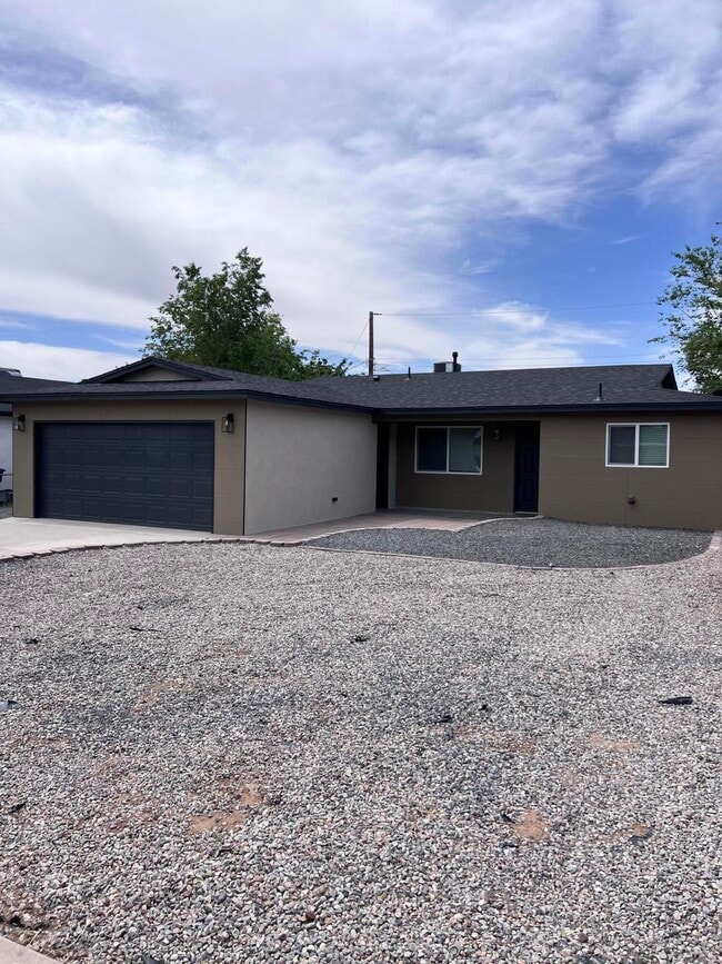 Building Photo - 905 La Charles Dr NE