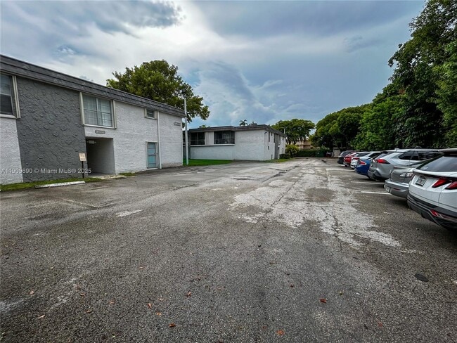 Building Photo - 10393 N Kendall Dr