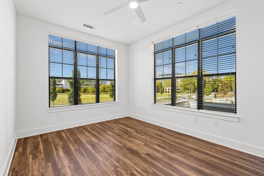 Building Photo - The Colony