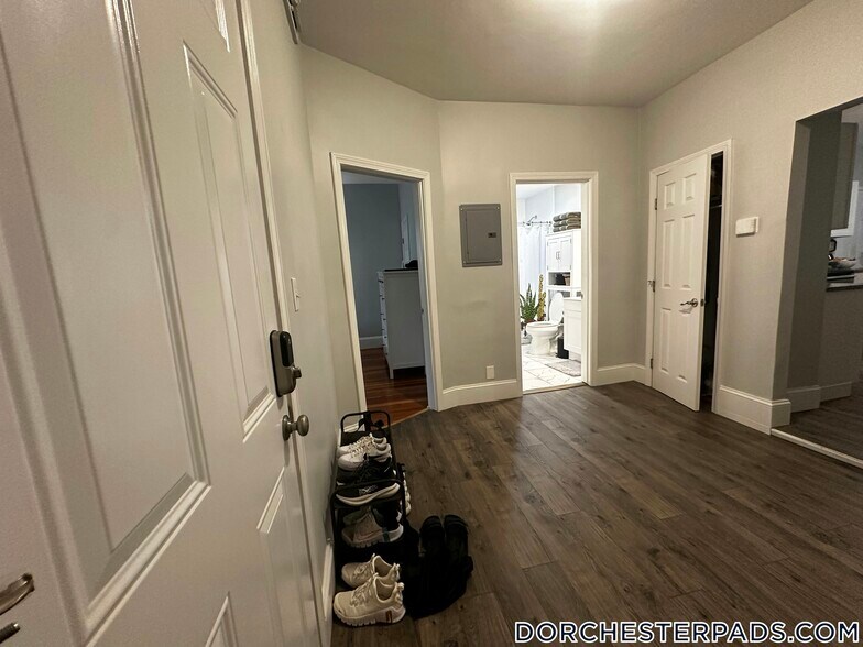 Building Photo - 108 Callender St