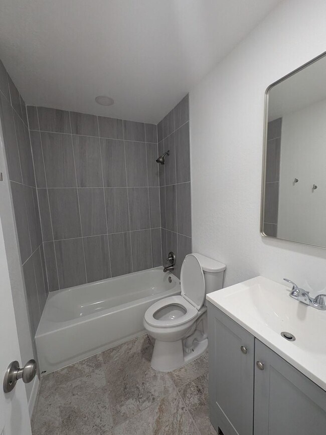 Building Photo - Updated 2/2 Duplex in Crystal River