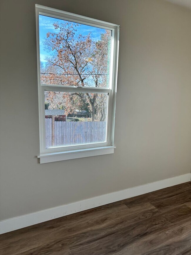 Building Photo - Darling remodeled 5 bedroom 2 bathroom home in the heart of Ogden