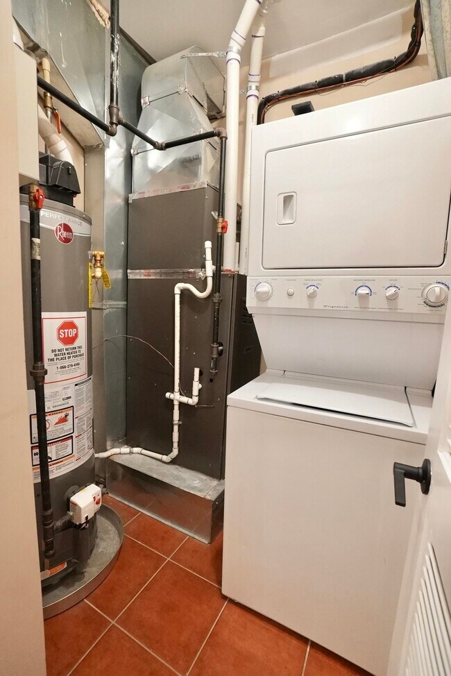 Building Photo - 5 Monitor St