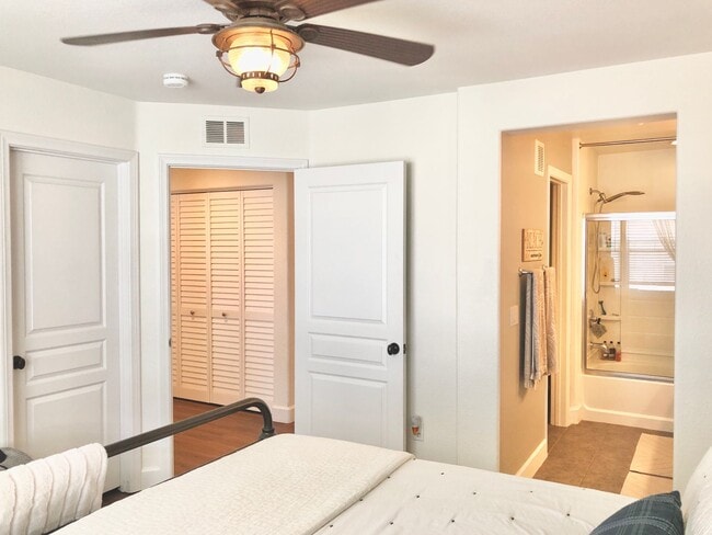 Building Photo - Beautifully Upgraded & Appointed End Condo...