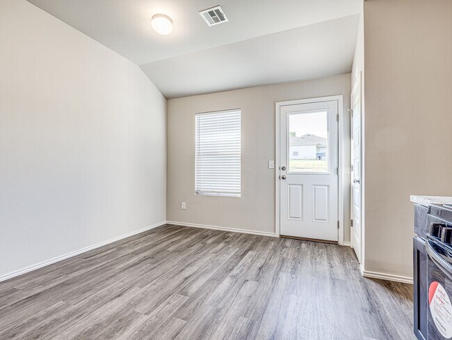Building Photo - 629 W Lola Dr