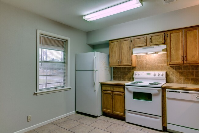 Building Photo - Upstairs Apartment for Lease!