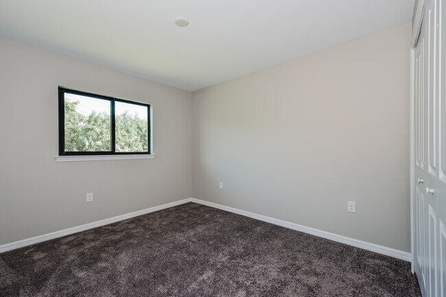 Building Photo - 347 Pinehurst Ave