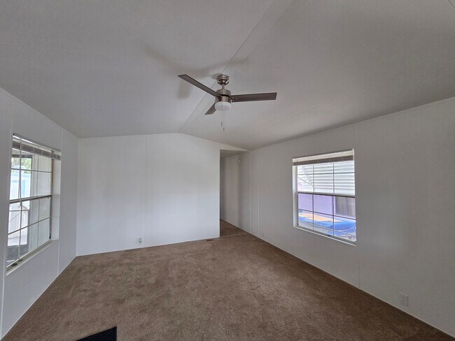 Building Photo - Newly refurbished 2 bedroom 1 Bath fully fenced manufactured home in Central Bullhead City.