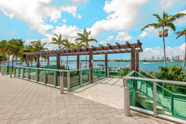 Building Photo - 1500 Bay Dr E