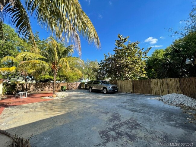 Building Photo - 633 NW 15th Ave