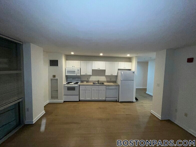 Building Photo - 40 Boylston St