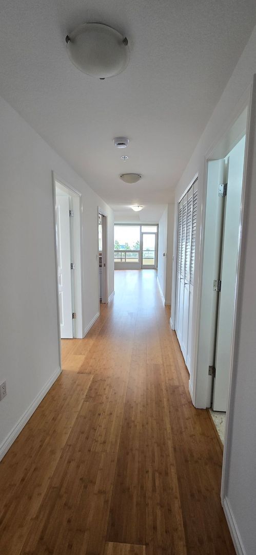 Building Photo - Modern 2 Bed, 2 Bath Condo in the Heart of...