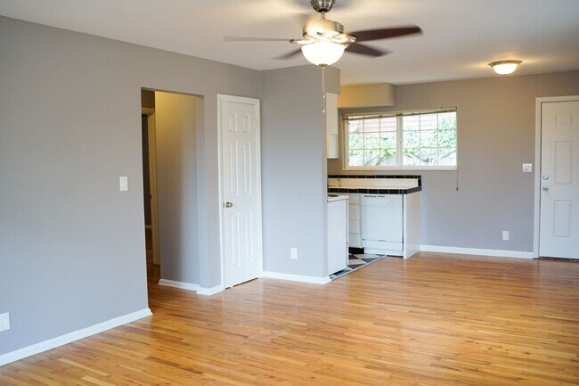 Building Photo - Near OHSU: Classic Corner 2 Bedroom w Larg...