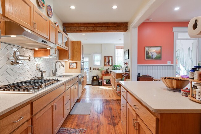 Building Photo - Unbeatable Family Home in the City w/ Park...