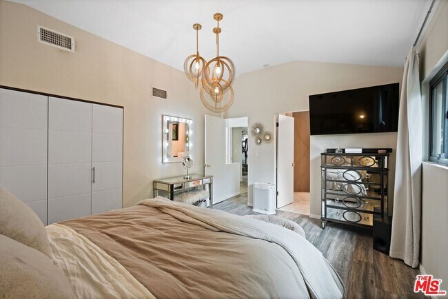 Building Photo - 6558 Lasaine Ave