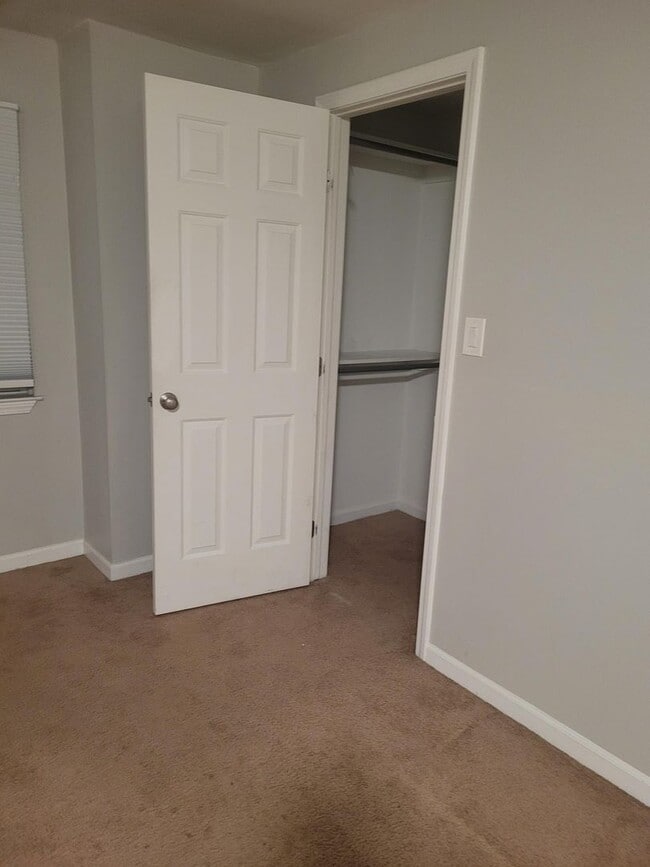 Building Photo - 2 Bedroom 1.5 Bath Berkley Townhouse