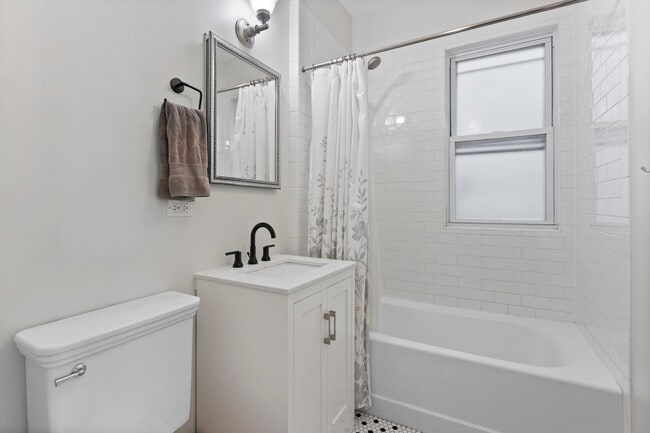 Building Photo - 3438 N Paulina St