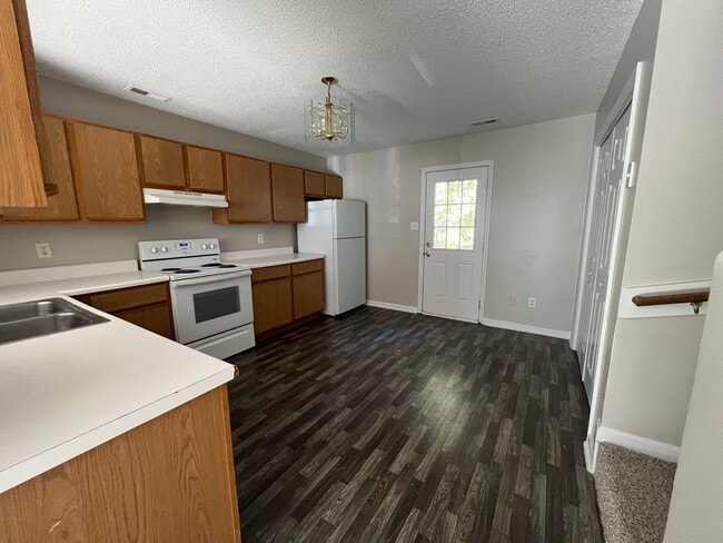 Building Photo - Beautiful 2 bedroom 2.5 bath town home loc...
