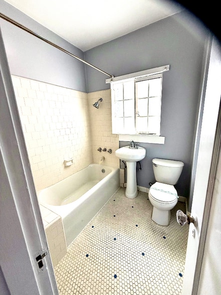 Building Photo - 2818 Telegraph Ave