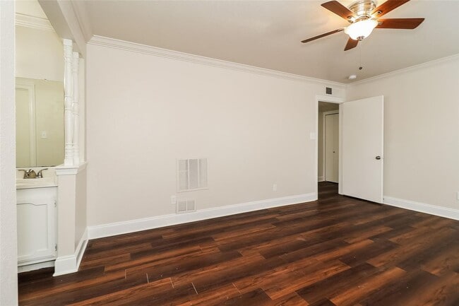 Building Photo - Spacious 4BR Home with Vaulted Ceilings, Fireplace & Large Backyard!