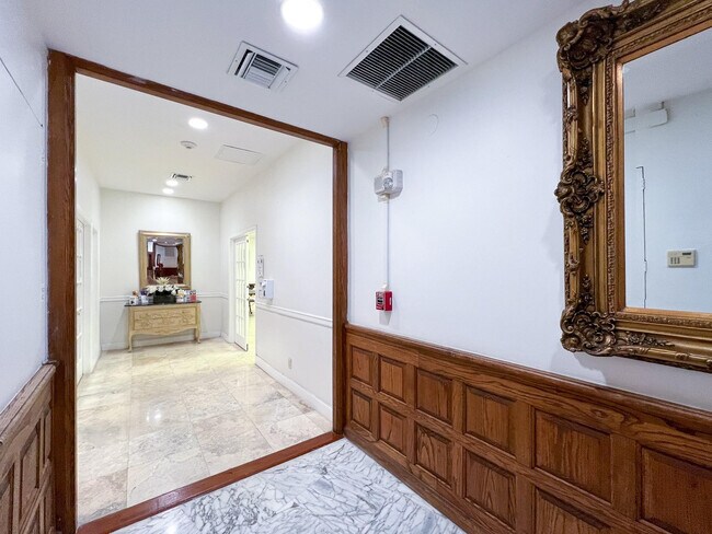 Building Photo - 3505 S Ocean Dr