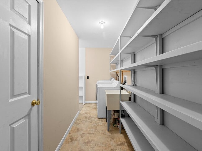Building Photo - Spacious Reston Townhome in a Prime Centra...