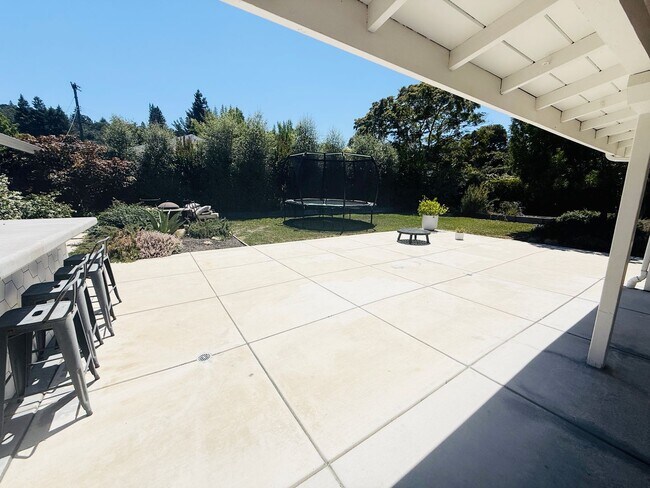 Building Photo - Corner lot 4-bedroom, 3-bathroom, 2,100 sq. ft. ranch-style home.  Great Location!