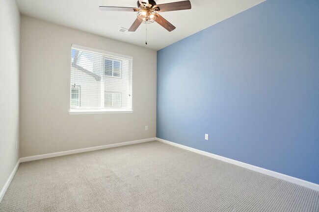 Building Photo - Spacious 3 Bed, 2.5 Bath Townhome in Prime...