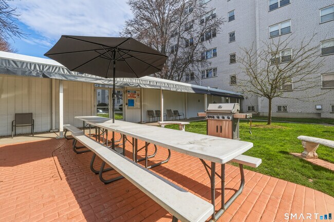 Building Photo - 889 Farmington Ave