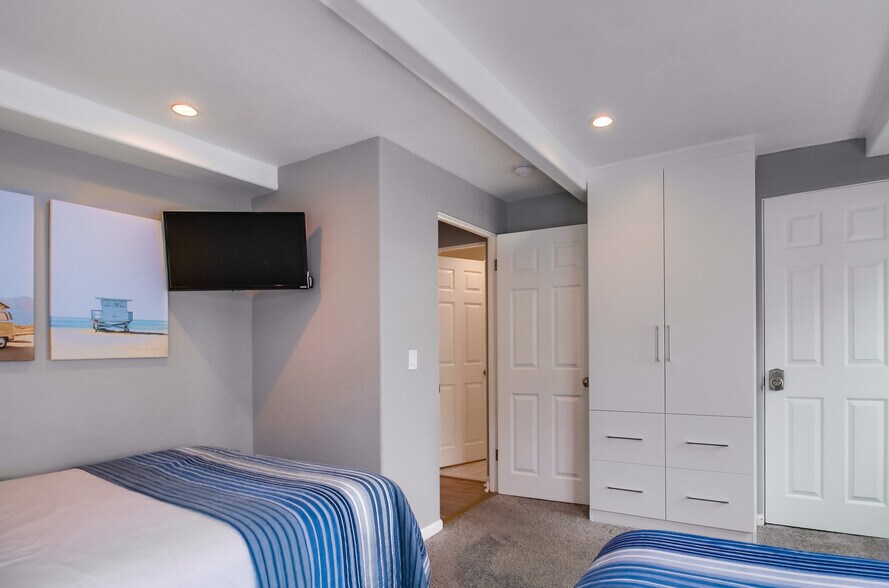 Building Photo - 735 Whiting Ct