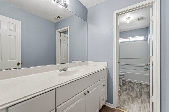 Building Photo - 9322 Eaglewood Glen Tr