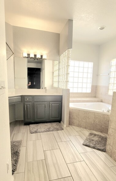 Master Bath with Stnad shower, jacuzzi tub and huge vanity - 13418 Emerald Tide Way