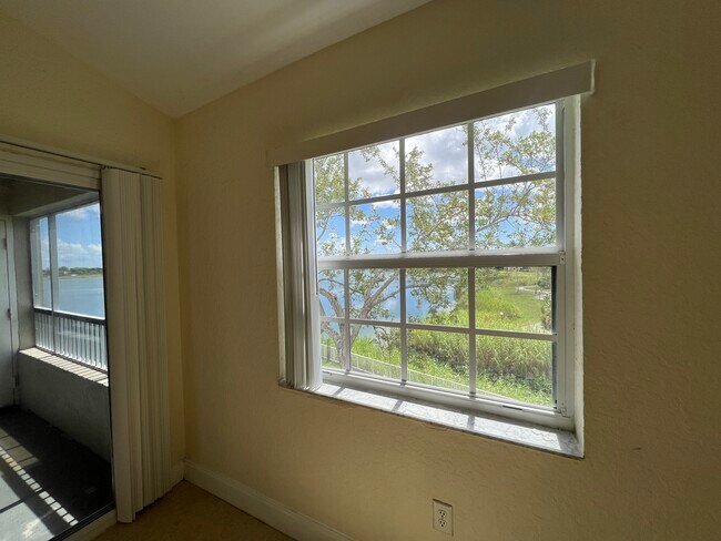 Building Photo - 2803 N Oakland Forest Dr