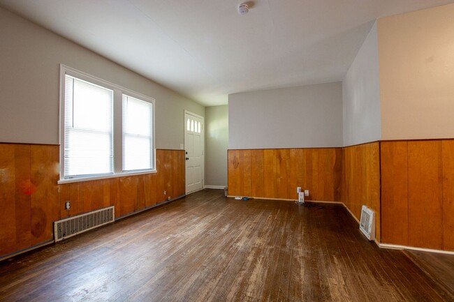Building Photo - 3 Bedroom / 1 Bath Home with Fenced Backyard!