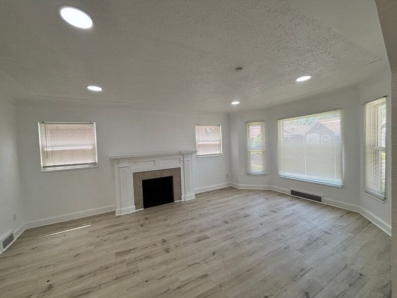 Building Photo - 14800 Woodmont Ave