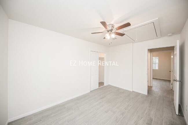 Building Photo - Price to Lease Fast! $1050/mth!