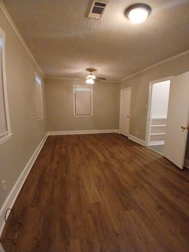 Building Photo - Spacious 3 Bedroom 2 Bath