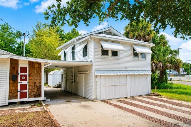 Building Photo - 6506 N Wellington Ave
