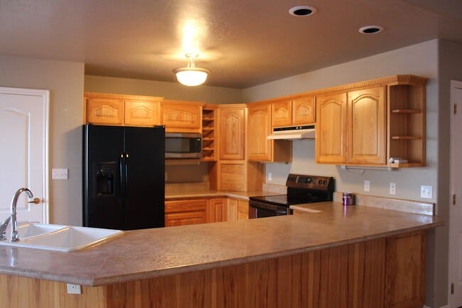 Building Photo - Spacious 3-Bedroom, 2-Bathroom Home with a Beautiful Yard in Cedar City