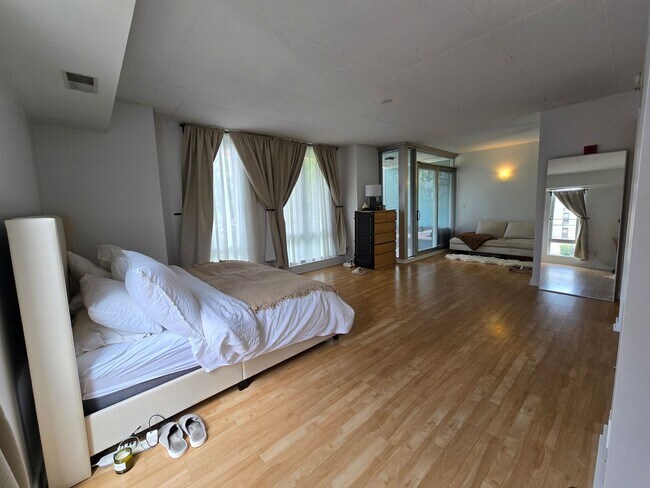 Building Photo - HUGE Stunning Bright 3 bed 2.5 bath loft i...