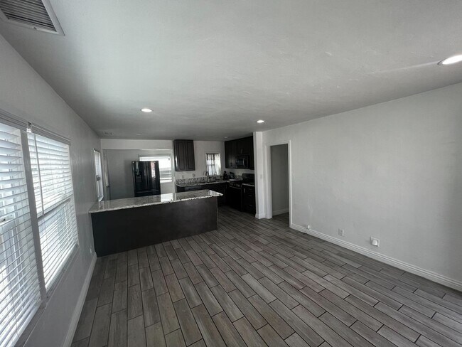 Building Photo - ANDERSON 14101 1/2